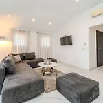 Very Good Life Apartmán